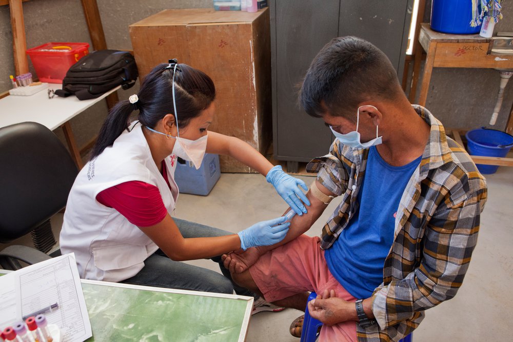 In kliniek in Myanmar wordt patiënt getest op hiv, tbc, hepatitis C en co-infecties