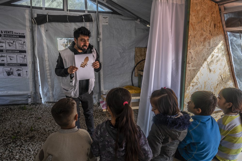 Artsen zonder Grenzen geeft kinderen in een vluchtelingenkamp voorlichting over luizen.