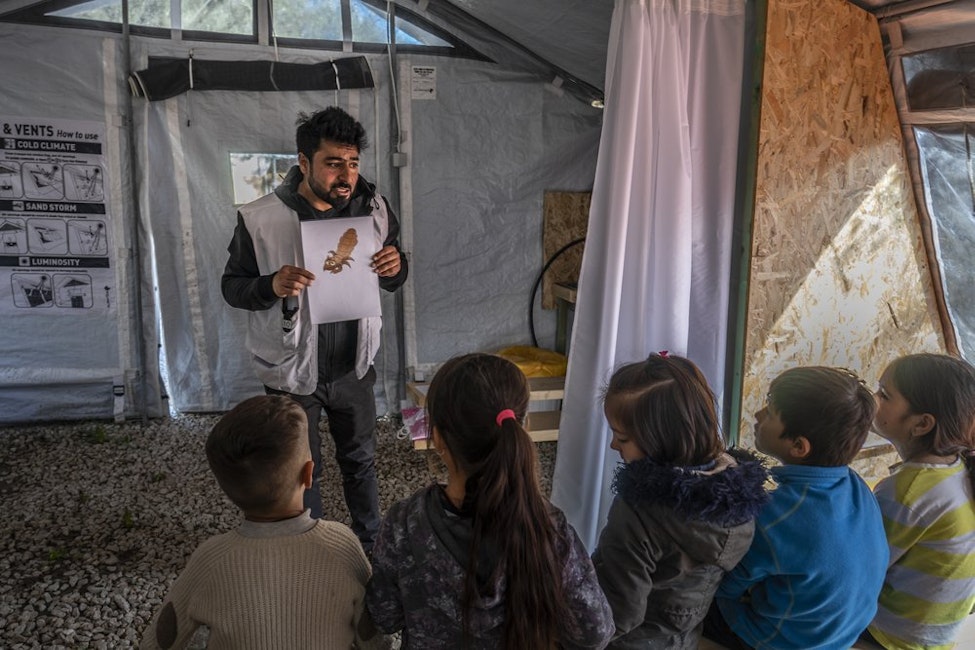 Artsen zonder Grenzen geeft kinderen in een vluchtelingenkamp voorlichting over luizen.