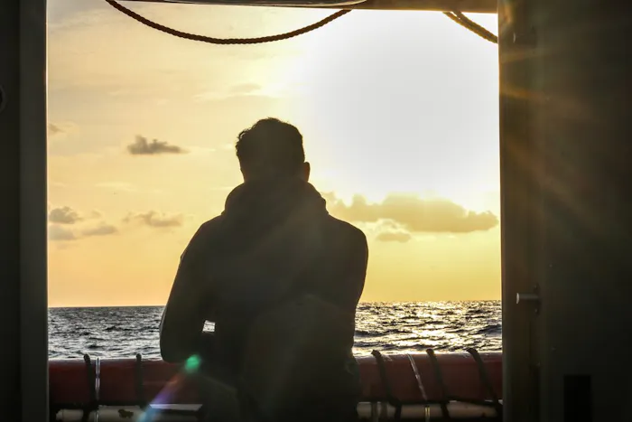 Abdu aan boord van reddingsschip Ocean Viking. De houten boot waar hij op zat dreef stuurloos rond op de Middellandse Zee.