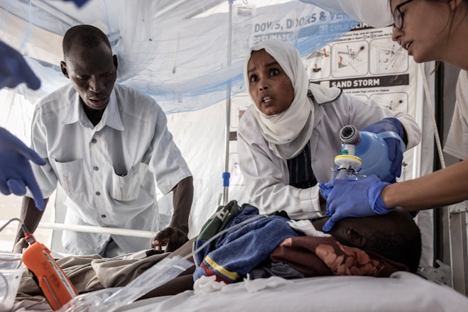 Medisch personeel in een noodhospitaal in actie