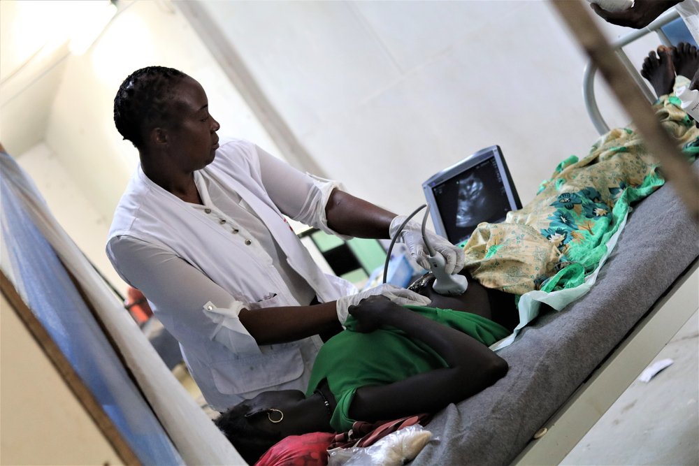 Verloskundige van Artsen zonder Grenzen onderzoekt vrouw in Zuid-Soedan