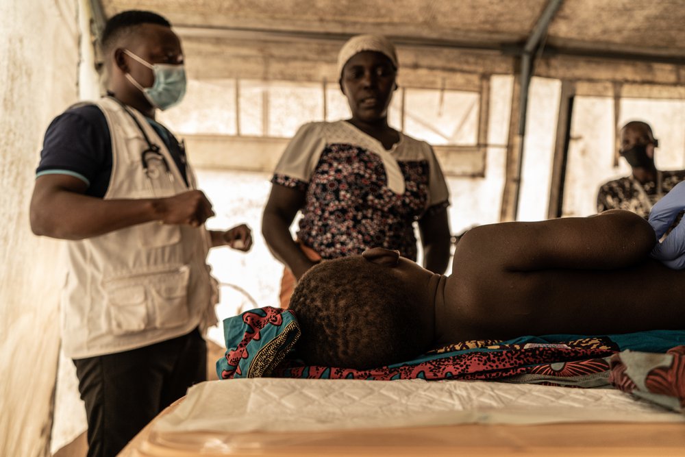 Kind met maliaria in kliniek Artsen zonder Grenzen in kamp in Mozambique