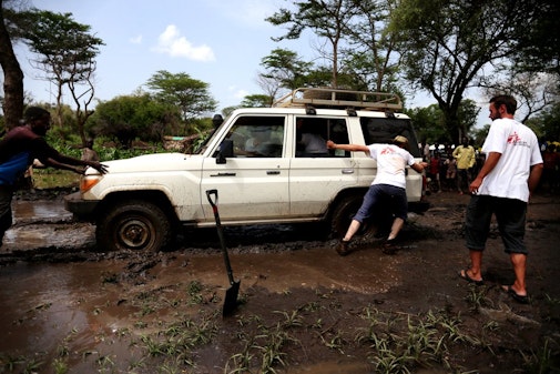 Teams trekken auto uit de modder na hevige regenval in Zuid-Soedan