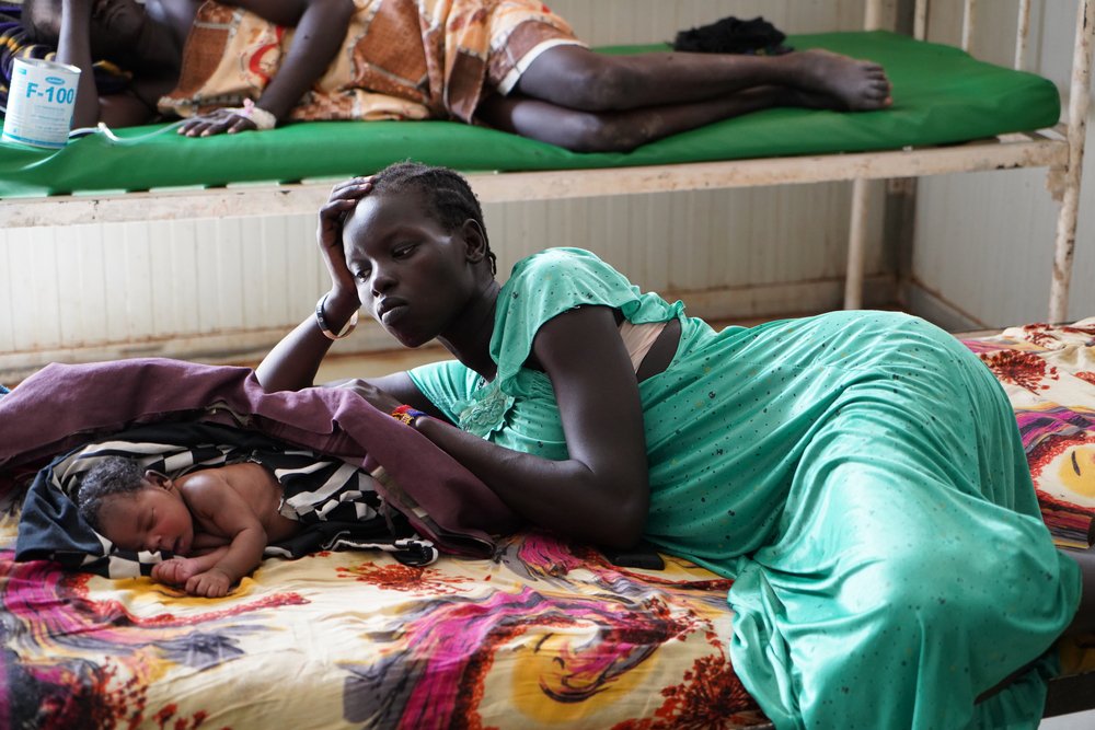 Een moeder met haar pasgeboren kindje rust uit op de kraamafdeling van ons ziekenhuis in vluchtelingenkamp Bentiu, Zuid-Soedan.