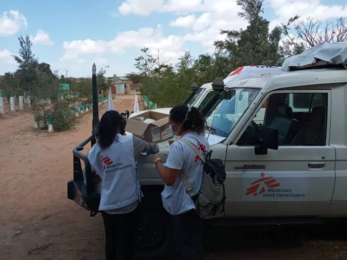 Onze hulpverleners zetten een mobiele kliniek op in Megab, Ethiopië.