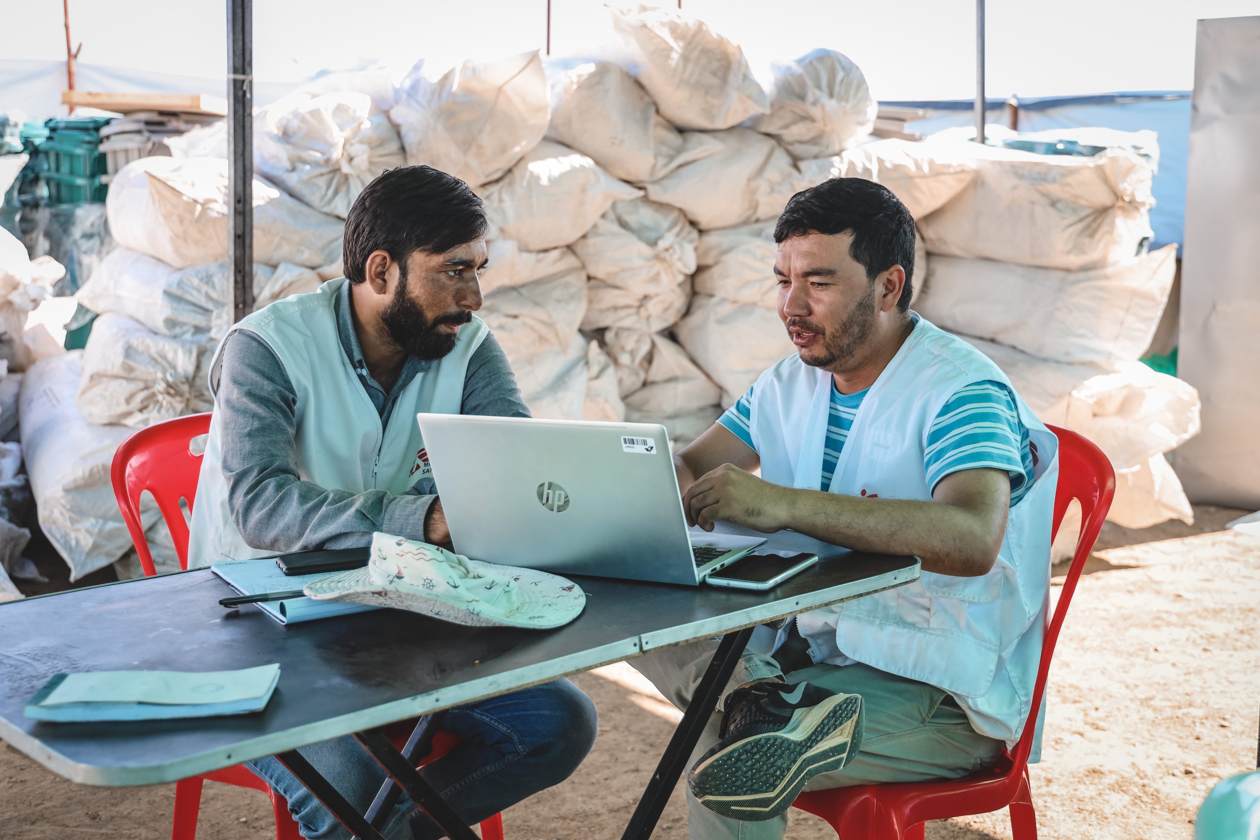 Mannen achter laptop