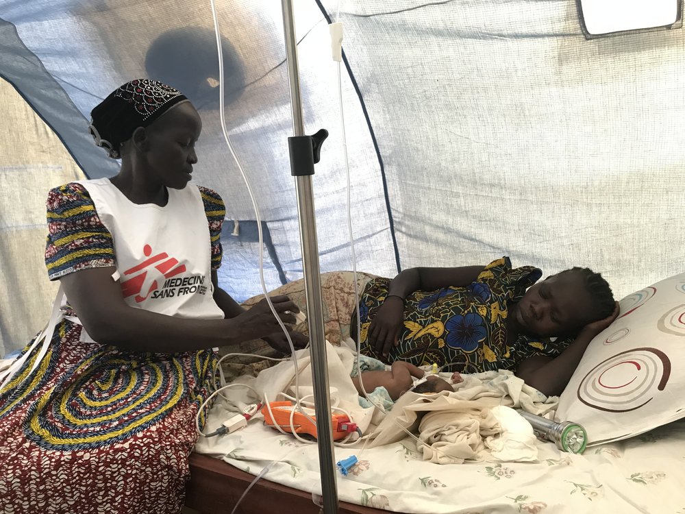 Verloskundige onderzoekt baby en zijn moeder in Zuid-Soedan