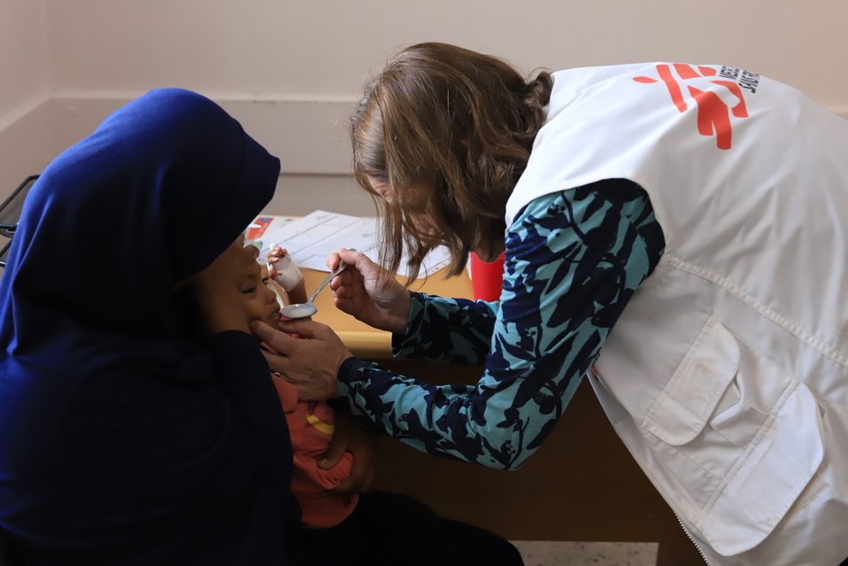 Een medewerker van Artsen zonder Grenzen behandelt een kind met ondervoeding in Gaza.