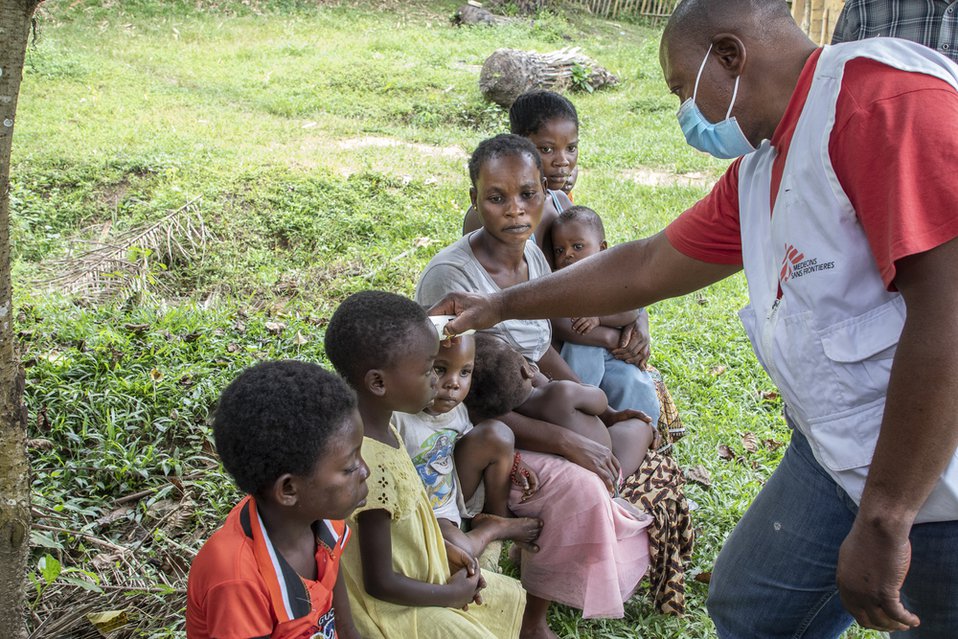 Jacques Musemba onze epidemioloog neemt de temperatuur op van kinderen om te kijken of ze ebola hebben.