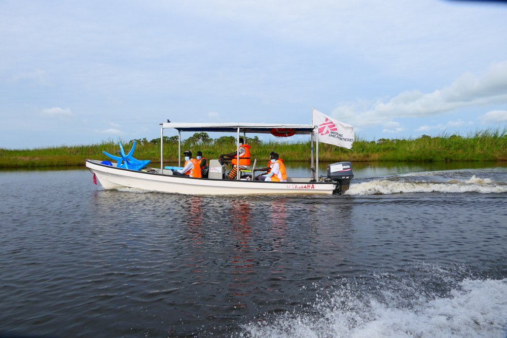 Onze teams vervoeren patiënten die specialistische zorg nodig hebben per boot naar het ziekenhuis