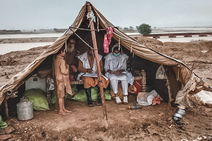 Medewerkers van Artsen zonder Grenzen zitten in een tent in het overstroomde gebied.