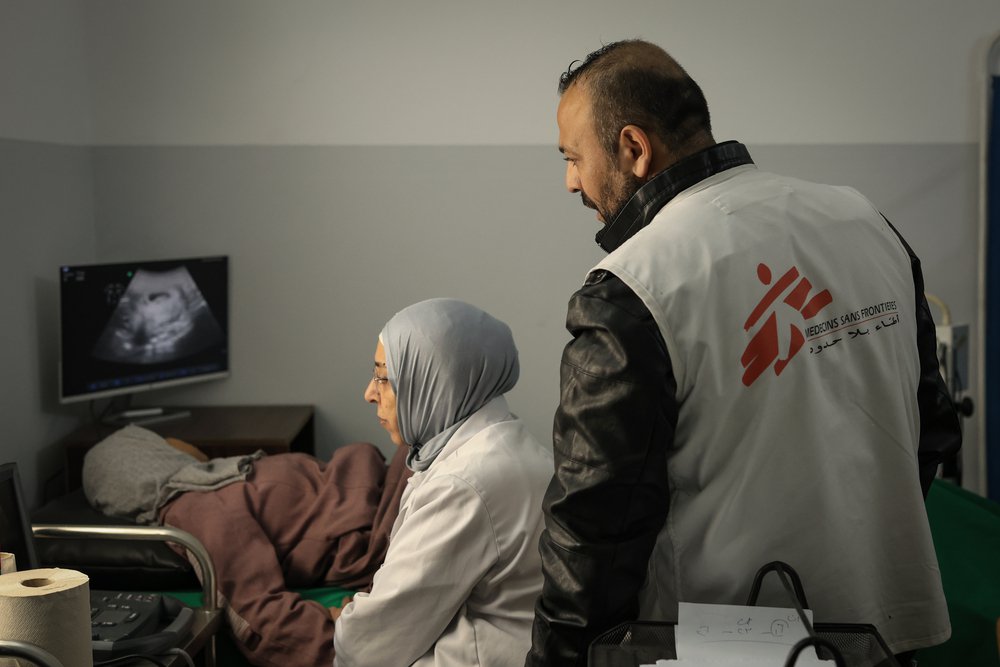 Medewerkers van Artsen zonder Grenzen geven een zwangere vrouw een echo in Gaza.
