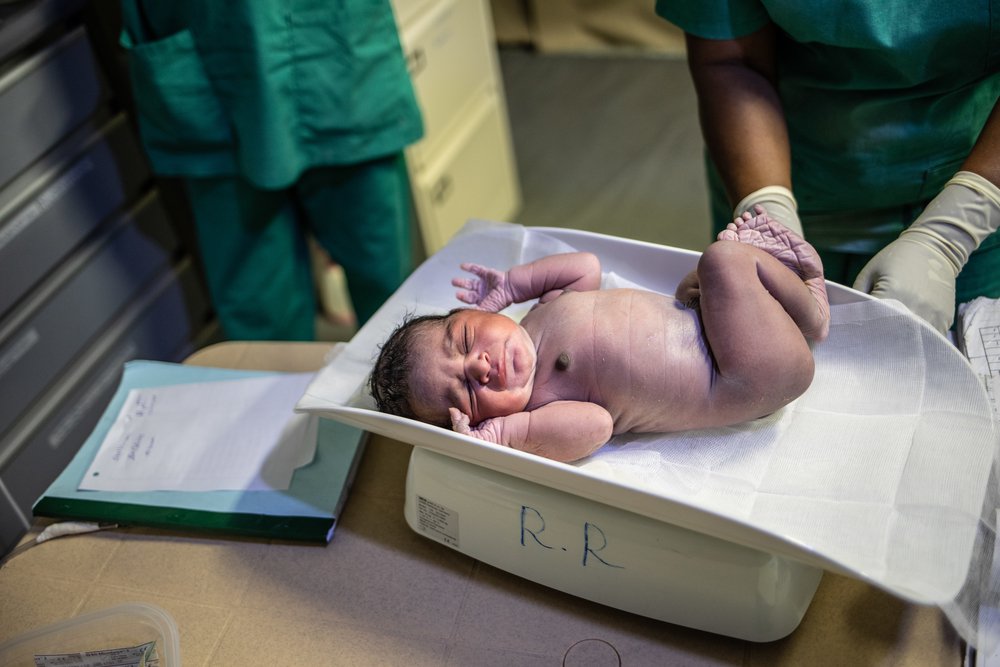 Een pasgeboren baby in ons veldhospitaal in Jemen.
