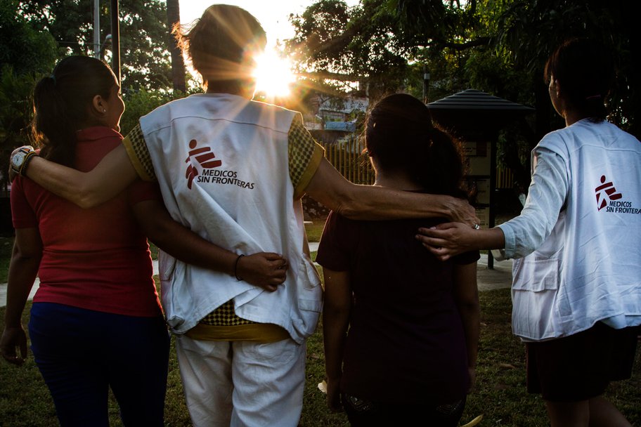 Psychosociale hulpverleners arm in arm met tieners in Acapulco, Mexico.