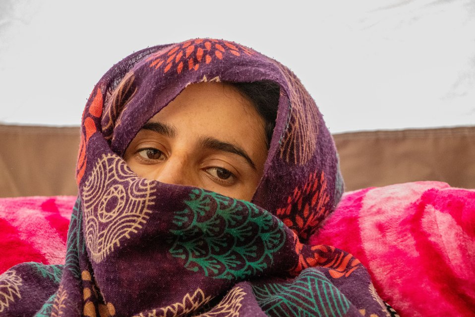 Shamaeil wordt behandeld aan verwondingen aan haar hoofd en been als gevolg van de eerste aarbeving in Afghanistan.