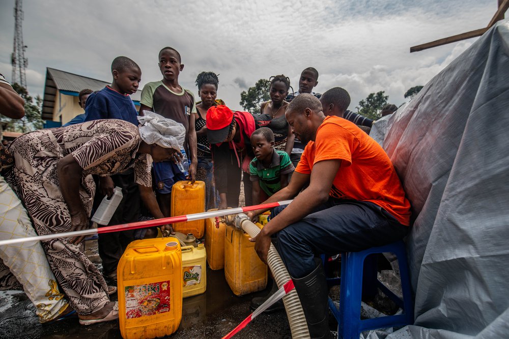 Waterdistributie in de plaats Sake, 25 kilometer van Goma. Hier zijn veel mensen naartoe gevlucht na de vulkaanuitbarsting