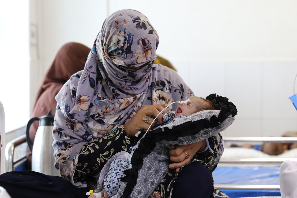 Een baby van anderhalve maand oud, Osmania, krijgt medische zorg in het voedingscentrum van het Boost-ziekenhuis in Zuid-Afghanistan