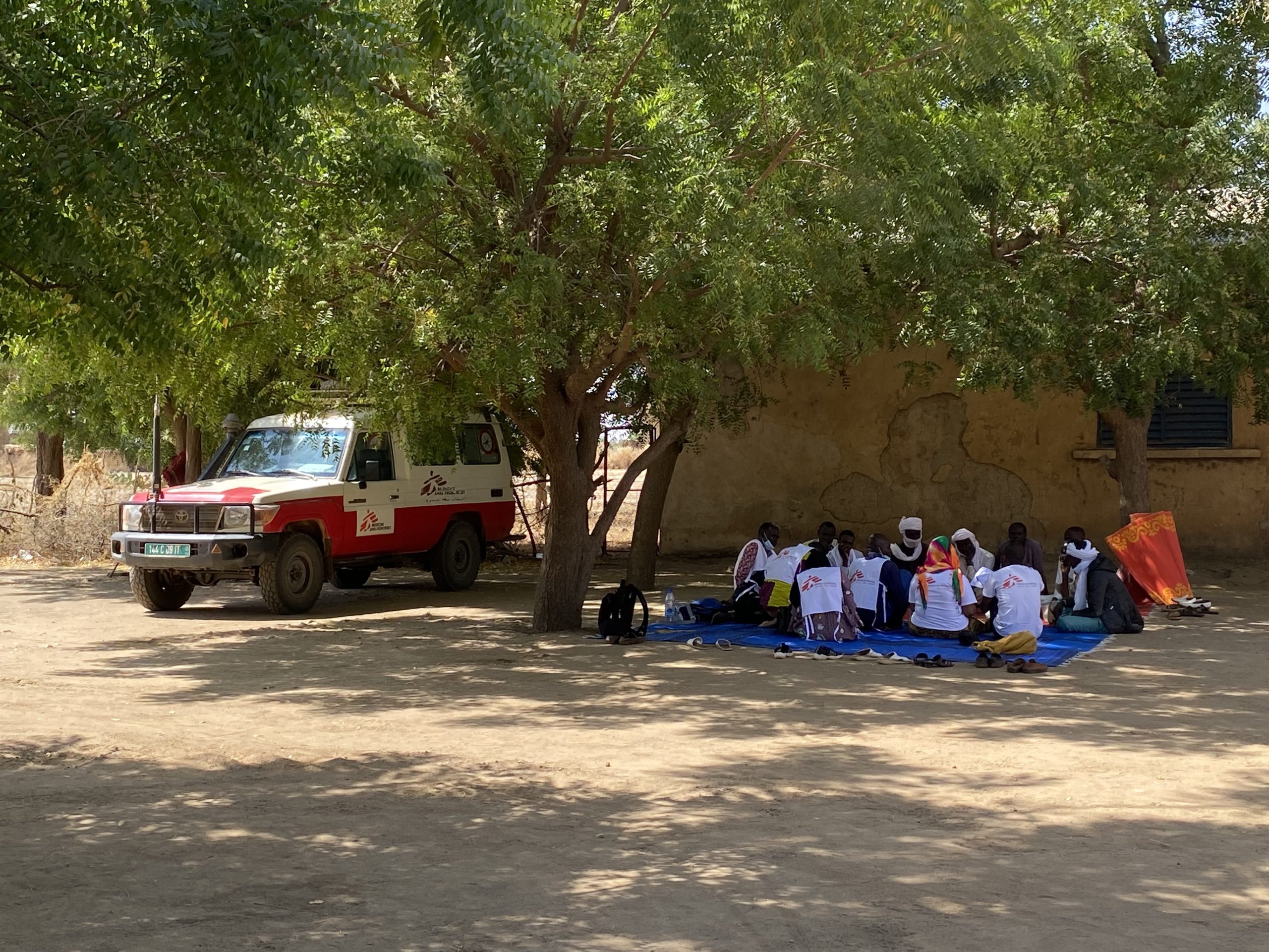 Lokale vrouwen onder een boom.