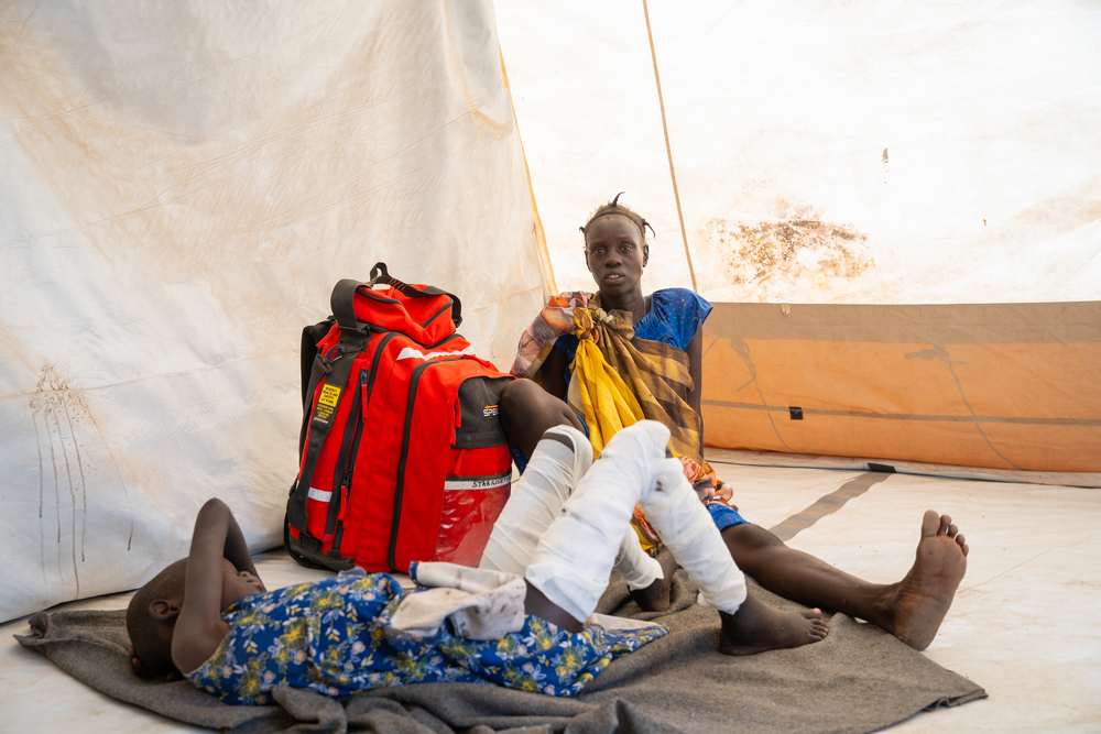 moeder zit bij dochter met brandwonden in Zuid-Soedan en wachten op verwijzing naar gespecialiseerde kliniek