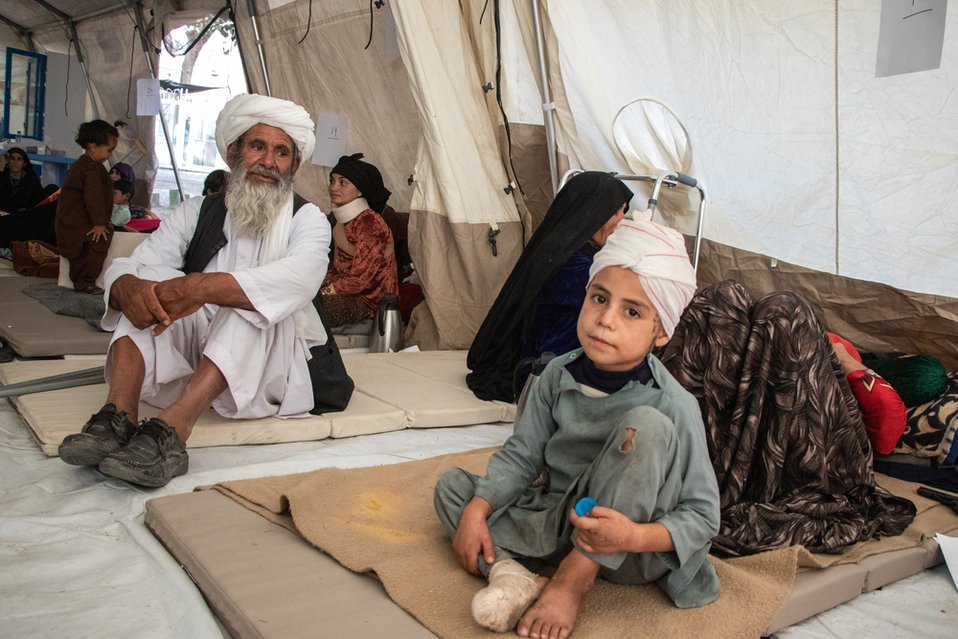 Gul Mohammed en zijn kleinzoon, Mohamed, bevinden zich in een van de temten van Artsen zonder Grenzen, waar slachtoffers van de aardbeving in Afghanistan hulp krijgen.