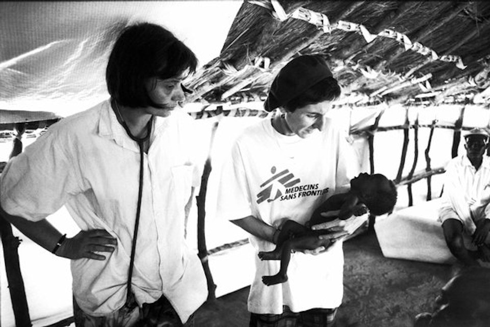 AzG hulpverleners met ondervoed kindje in Zuid-Soedan in 1998