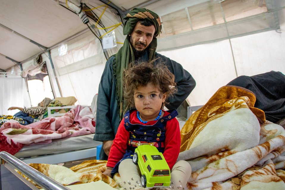 Farhah Din Malik en zijn dochter worden geholpen in de temt naast het Herat-ziekenhuis in Afghanistan.