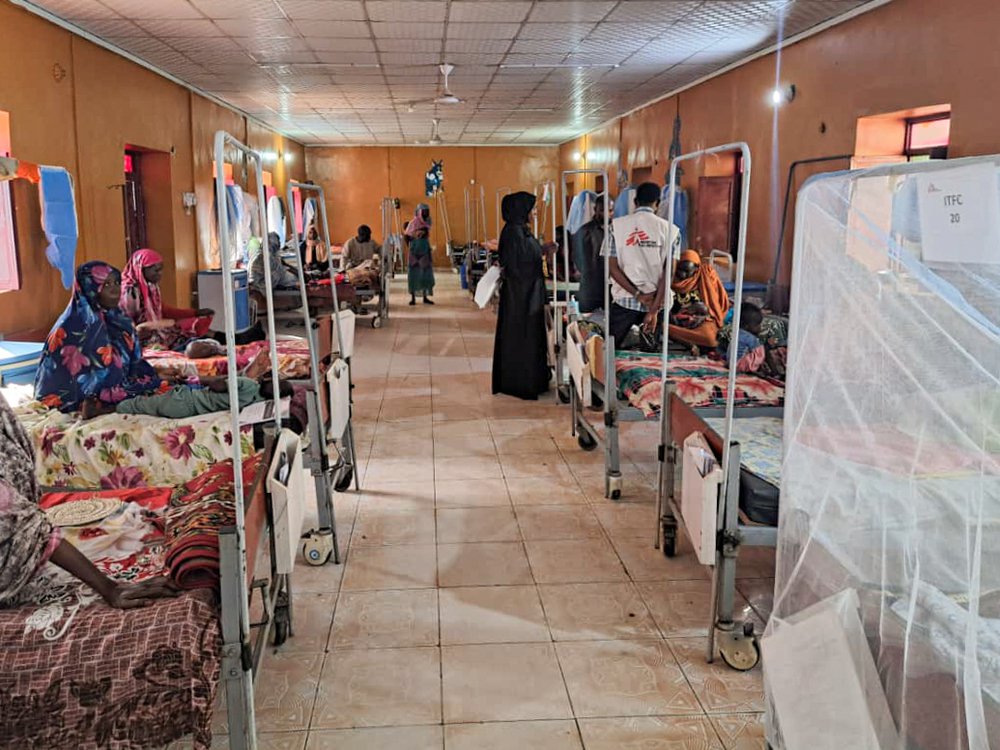 In het El Geneina ziekenhuis ondersteunen onze teams de afdeling pediatrie