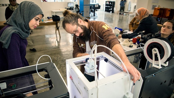 Een medewerker van Artsen zonder Grenzen gebruikt een printer om een prothese te printen.
