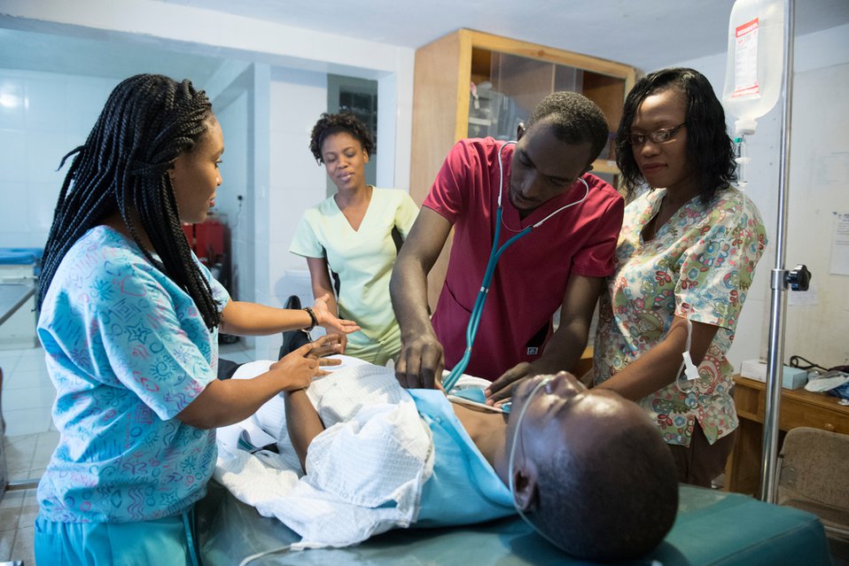 Haïtiaanse dokters en verpleegkundigen worden getraind door een medewerker van Artsen zonder Grenzen.