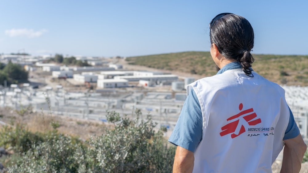 Medewerker Artsen zonder Grenzen bij gevangeniskamp voor vluchtelingen op Samos
