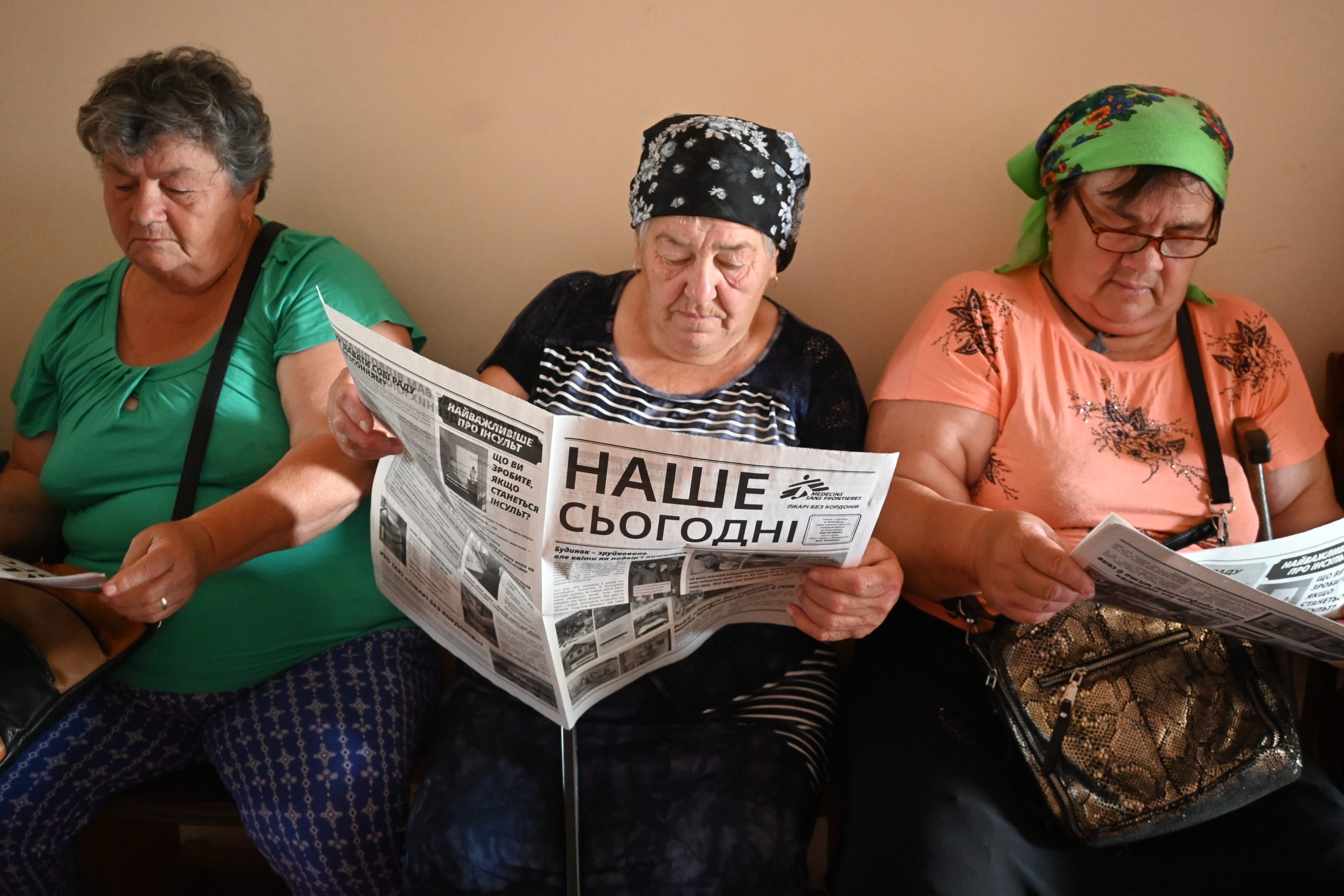 Oekraïnse vrouwen lezen de krant van Artsen zonder Grenzen