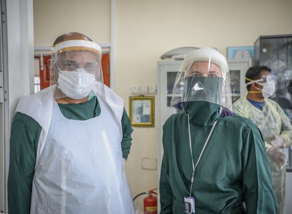 Arts Leewa en verpleegkundige Cristina in een door onze teams ondersteund coronabehandelcentrum in Ibb, Jemen