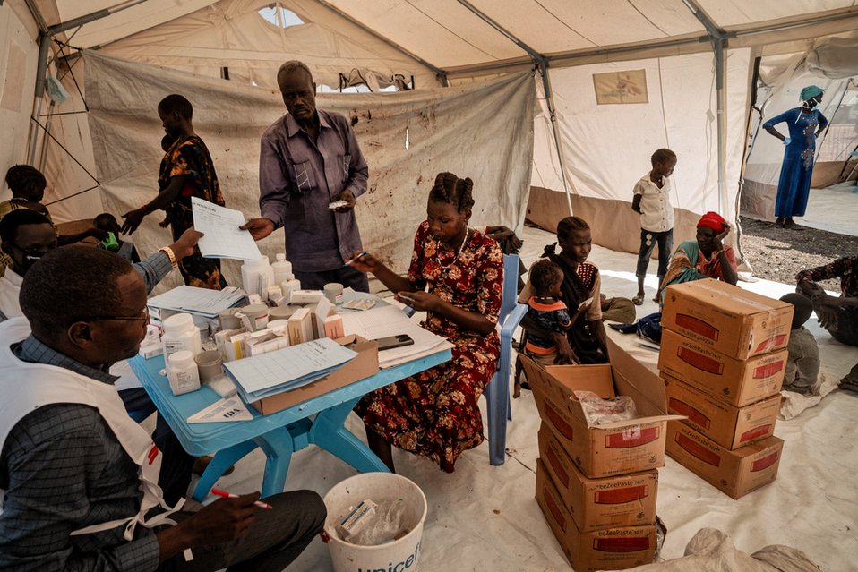Ons noodhulpteam blijft zich onverminderd inzetten vanuit mobiele klinieken en behandelt veel kinderen met malaria en ondervoeding. Apothekers verstrekken medicijnen in onze mobiele kliniek in Rubkona.