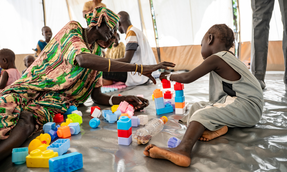 Nyalit speelt met haar kleindochter Nyamal in een tent speciaal ingericht voor speltherapie.