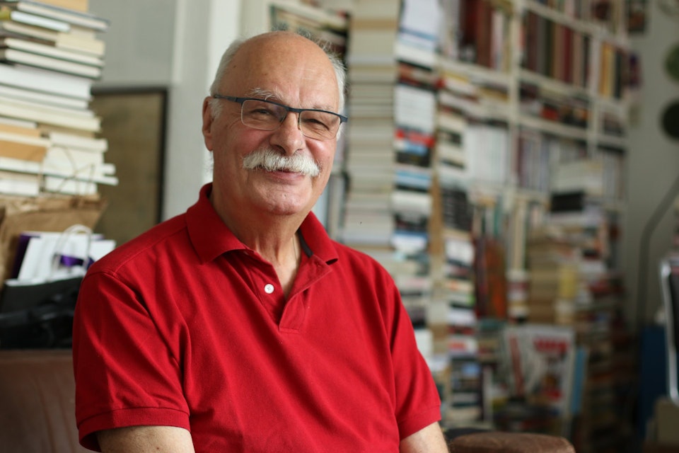 Foto van de vriendelijk lachende Okko die Arsen zonder Grenzen heeft opgenomen in testament