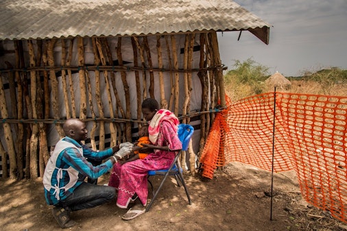 Hevige oorlog zorgt voor enorme vluchtelingenstromen in Zuid-Sudan. Vanuit de plaats Akobo gaan wij naar 7 locaties aan het water om mobiele klinieken op te zetten