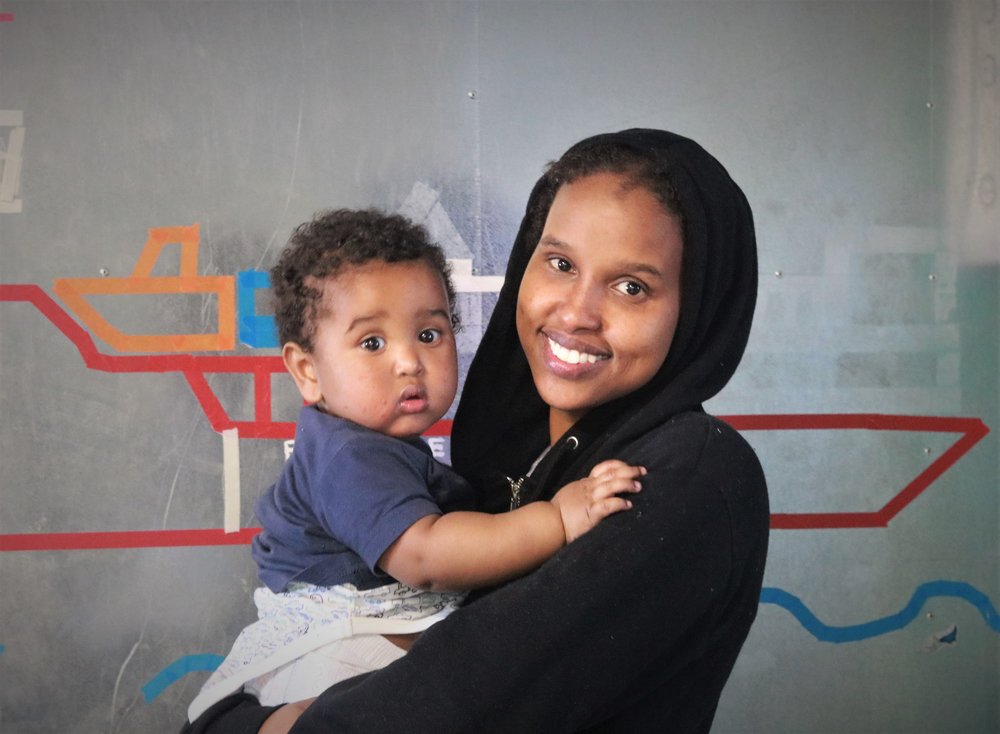 Moeder Brakhedo met haar 11-maanden oude zoontje Aeden aan boord van reddingsschip de Ocean Viking.