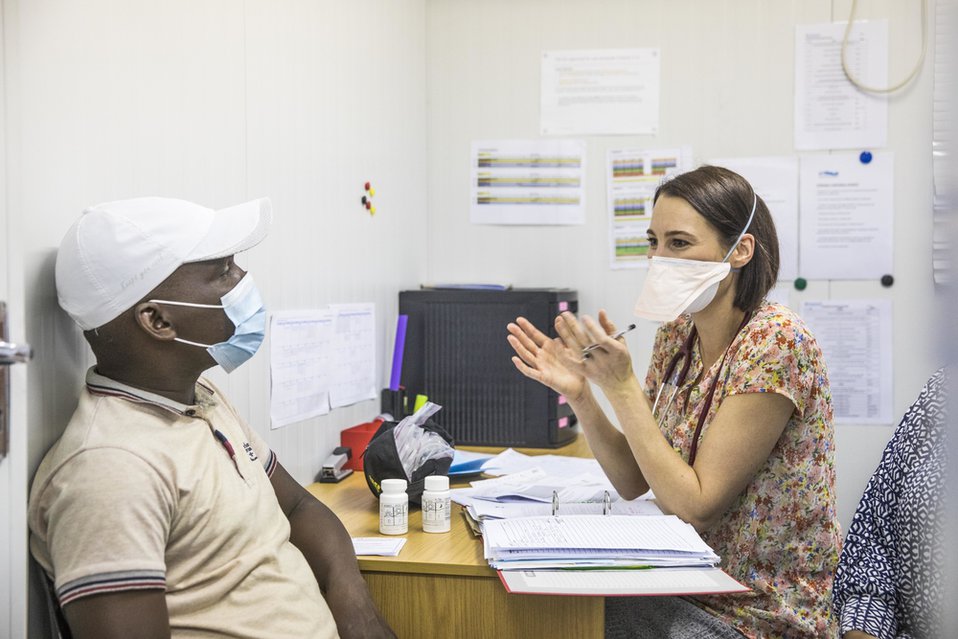 Arts Louisa Dunn met patiënt Thuleni in een van onderzoekslocaties voor het TB-PRACTECAL onderzoek in Zuid-Afrika