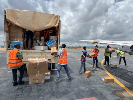 Hulpmiddelen arriveren in Bunia voor de ebola response in Congo.