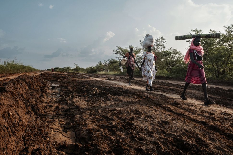 Vrouwen onderweg van Bentiu, Zuid-Sudan terug naar het vluchtelingenkamp.