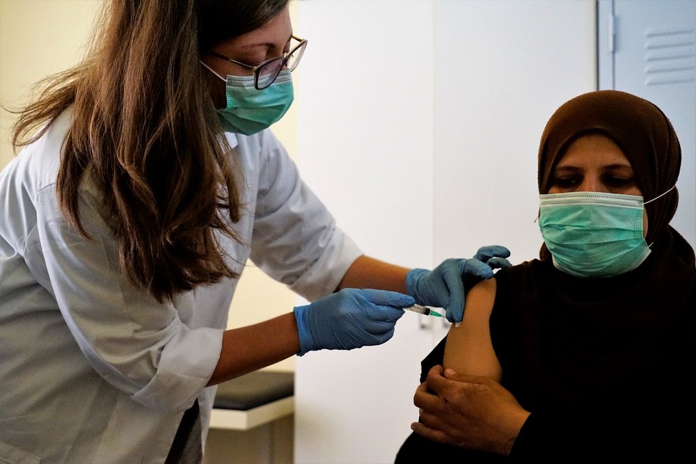 Hulpverlener Artsen zonder Grenzen in kliniek in vluchtelingenkamp Vathy op Samos.