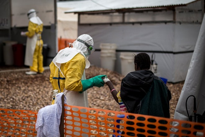 Ebolapatiënt wordt meegenomen naar het behandelcentrum