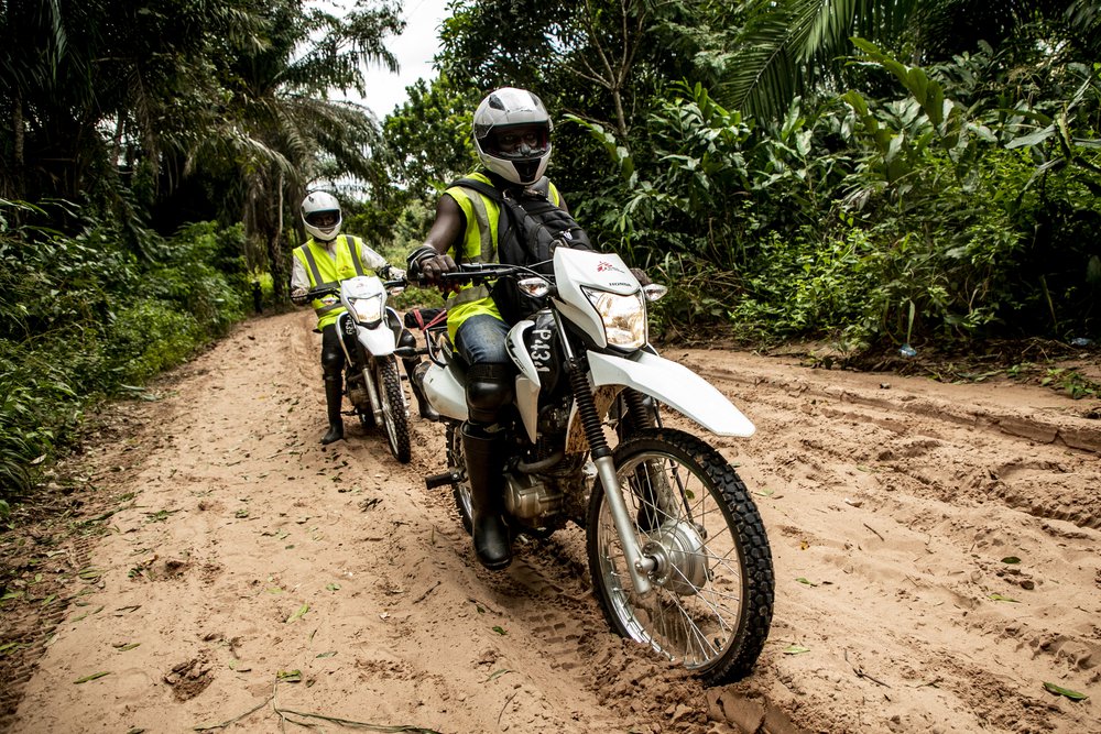 Motorrijders vervoeren mazelenvaccin in DR Congo