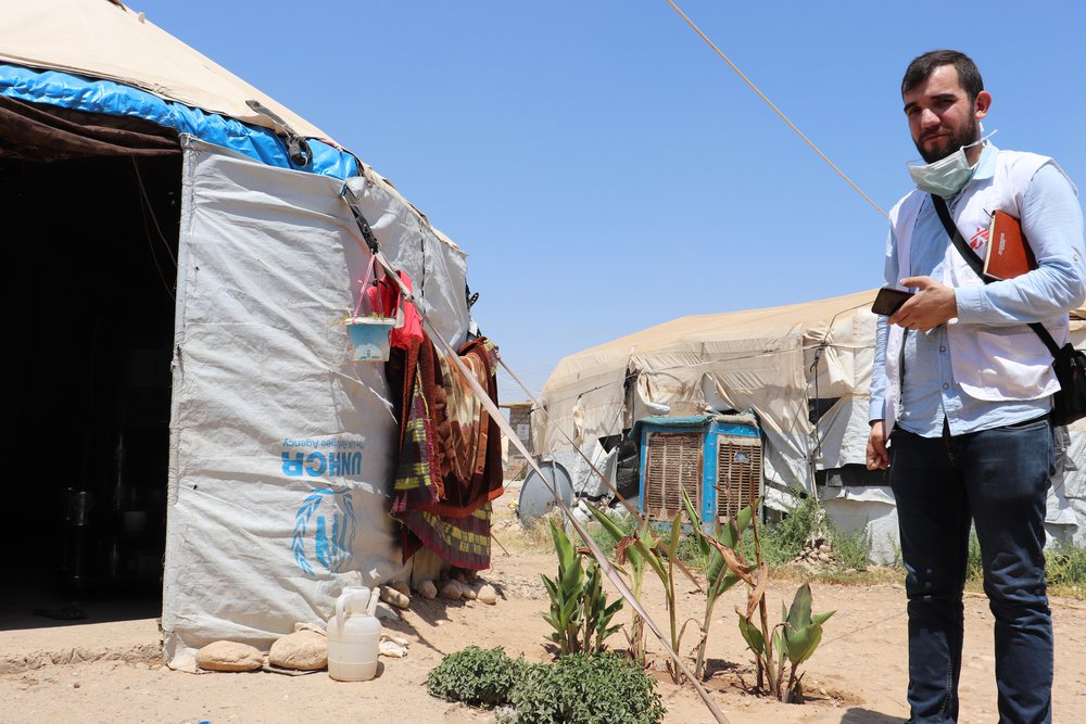 Hulpverlener Artsen zonder Grenzen in vluchtelingenkamp in Irak.
