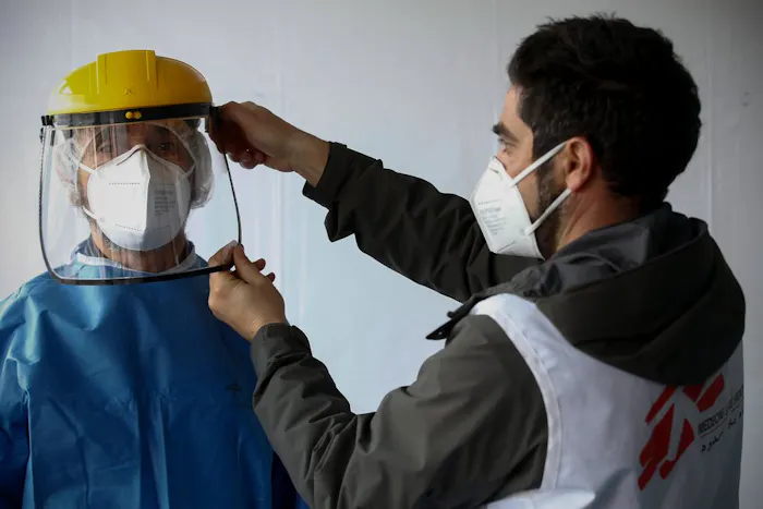 MSF hulpverleners maken zich klaar voor een voorlichtingssessie