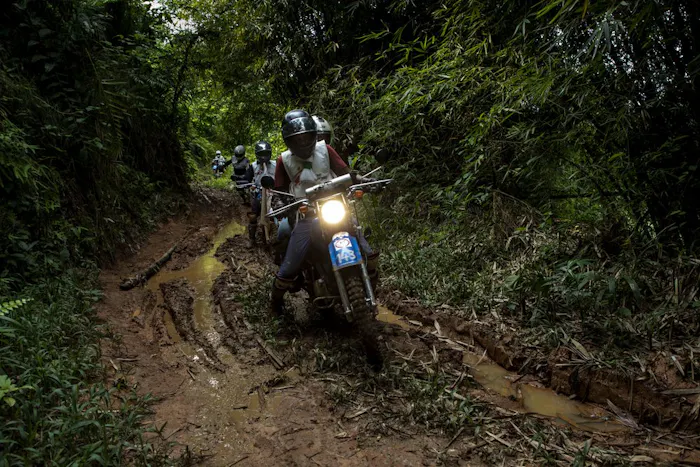 Artsen zonder Grenzen motors onderweg in DR Congo.