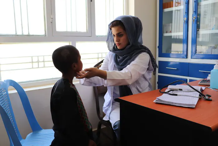 Een kind krijgt een consult van Artsen zonder Grenzen in Herat, Afghanistan