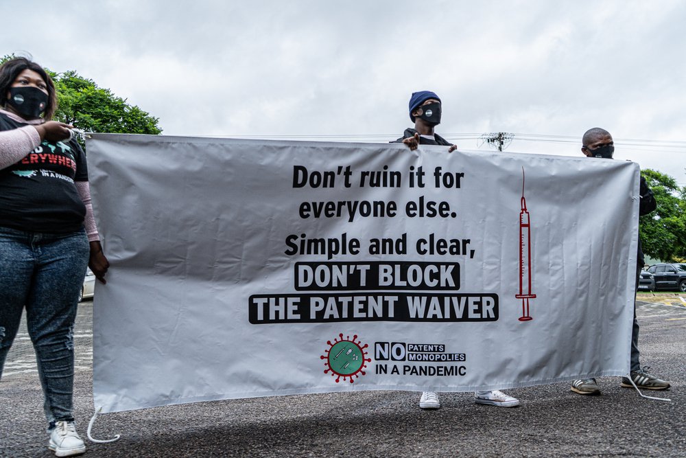 Protest in Zuid-Afrika voor de ambassades van landen die tegen een voorstel zijn om monopolies op coronavaccins te omzeilen