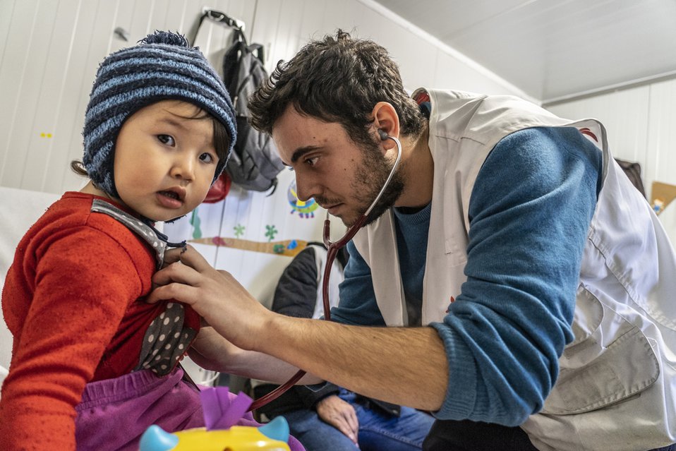 Arts Leonidas onderzoekt een kind in onze kliniek op Lesbos, Griekenland